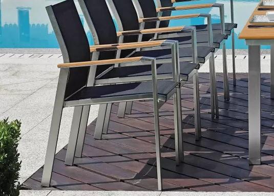 aluminiowe krzesło ogrodowe z szarą tekstyliną i podłokietnikami kompozytowymi