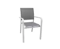białe krzesło ogrodowe z szarą tekstylina na siedzisku i oparciu
