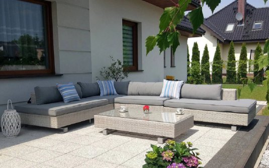 Nowoczesny komplet narożny na taras z jasnoszarego technorattanu SYMBA