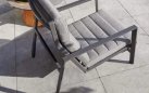 Fotel relaksacyjny ogrodowy aluminiowy BONDI - ciemnoszary kolor i pochylane oparcie poduszka szara Soltex