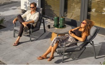 Fotel relaksacyjny ogrodowy aluminiowy BONDI - ciemnoszary kolor i pochylane oparcie poduszka szara Soltex