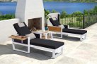 Komplet 2 leżaków ogrodowych aluminiowych białych YORK Higold ze stolikiem teak