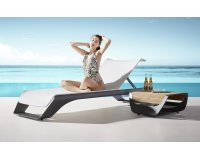 Ekskluzywny szary leżak z kółkami i stolikiem bocznym ONDA Higold 