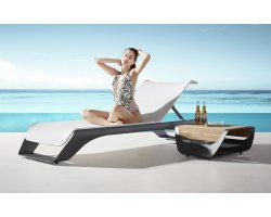 Ekskluzywny szary leżak z kółkami i stolikiem bocznym ONDA Higold 