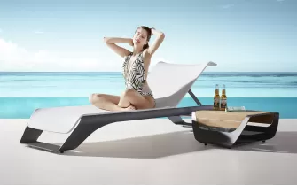 Ekskluzywny szary leżak z kółkami i stolikiem bocznym ONDA Higold 