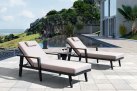 Komplet 2 leżaków czarnych aluminiowych na taras EMOTI Higold ze stolikiem