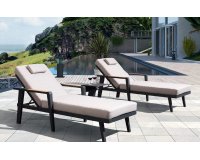 Komplet 2 leżaków czarnych aluminiowych na taras EMOTI Higold ze stolikiem
