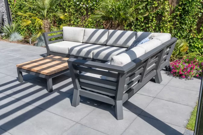 Modułowy narożnik aluminiowy ogrodowy METEORO ciemnoszary z jasnymi poduszkami i stolikiem kwadratowym 90x90 cm