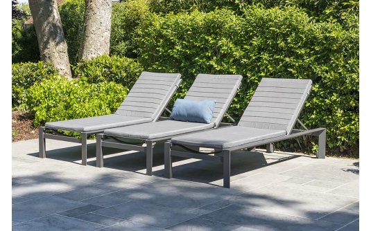 Aluminiowy leżak ogrodowy z kółkami ciemnoszary TROPIC Aluminiowy leżak ogrodowy z kółkami ciemnoszary TROPIC