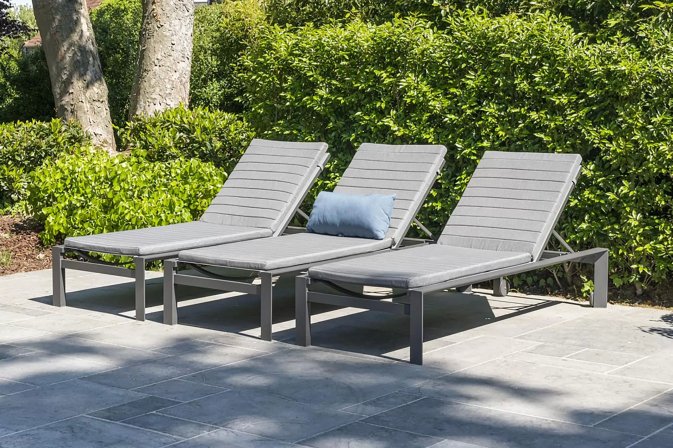 Aluminiowy leżak ogrodowy z kółkami ciemnoszary TROPIC