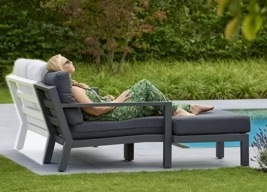 Szezlong ogrodowy nowoczesny aluminowy ciemnoszary TIMBER szara gruba poduszka