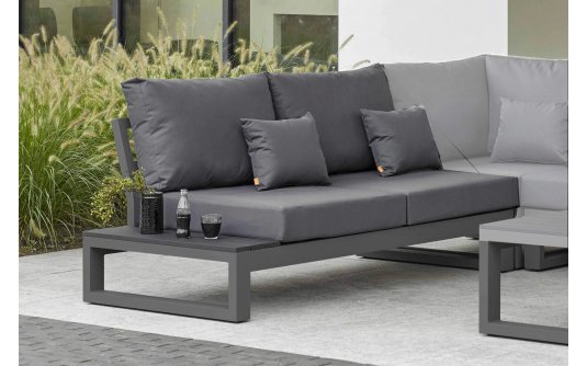 Dwuosobowa sofa ogrodowa ze stolikiem na końcu z desek kompozytowych CZARNYCH Dwuosobowa sofa ogrodowa ze stolikiem na końcu z desek kompozytowych CZARNYCH