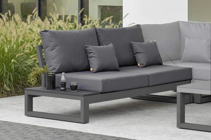 Dwuosobowa sofa ogrodowa ze stolikiem na końcu z desek kompozytowych CZARNYCH Dwuosobowa sofa ogrodowa ze stolikiem na końcu z desek kompozytowych CZARNYCH