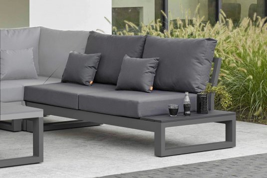 Dwuosobowa sofa ogrodowa ze stolikiem na końcu z desek kompozytowych CZARNYCH