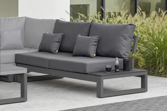 Dwuosobowa sofa ogrodowa ze stolikiem na końcu z desek kompozytowych CZARNYCH