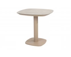 Beżowy stół aluminiowy ogrodowy na jednej nodze MANOLO 75x75 cm blat ceramiczny z zaokrąglonymi rogami 