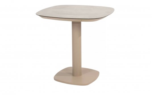 Beżowy stół aluminiowy ogrodowy na jednej nodze MANOLO 75x75 cm blat ceramiczny z zaokrąglonymi rogami Beżowy stół aluminiowy ogrodowy na jednej nodze MANOLO 75x75 cm blat ceramiczny z zaokrąglonymi rogami