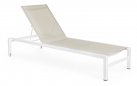 Biały leżak ogrodowy aluminiowy z piaskowym siedziskiem z tekstyliny konnor bizzotto