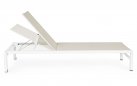 Biały leżak ogrodowy aluminiowy z piaskowym siedziskiem z tekstyliny konnor bizzotto