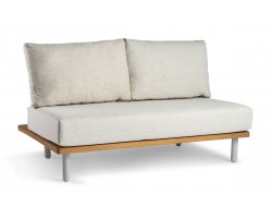 Sofa dwuosobowa aluminiowa ogrodowa z platformą teak KYTSU oparcia jasnoszare poduszki szarobeżowe