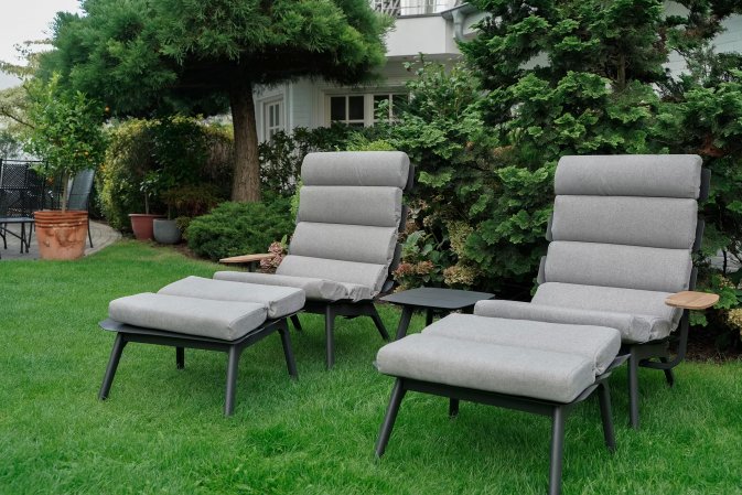 Antracytowy zestaw 2 foteli relaksacyjnych z podnóżkami i stolikiem VENTUS