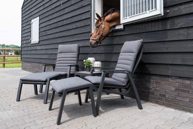 Zestaw 2 foteli z regulowanym opchyleniem oparcia podnóżkami i stolikiem ALLEGRO