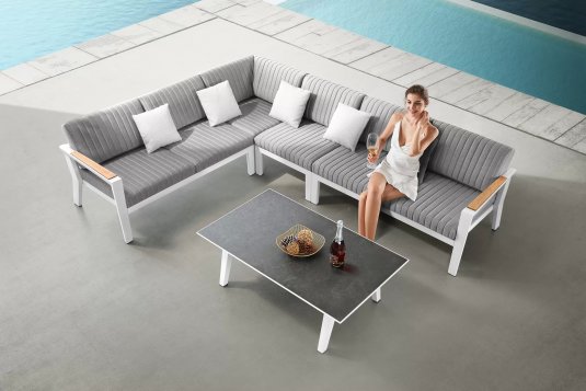 Nowoczesny narożnik ogrodowy biały z szarymi poduszkami Olefin Higold