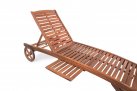 Leżak ogrodowy z drewna akacji NOEMI z kółkami
