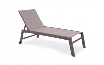Beżowy aluminiowy leżak na taras z siedziskiem z tekstyliny z kółkami HILDE