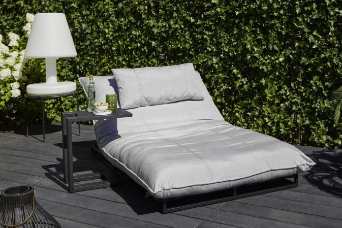 Łóżko ogrodowe czarne z materacem Sunbrella jasnoszarym EMMA Hartman