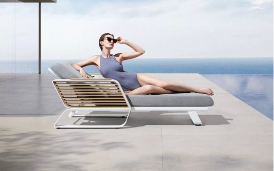 Luksusowy lezak ogrodowy aluminiowy biały WING Higold poduszka szara Luksusowy lezak ogrodowy aluminiowy biały WING Higold poduszka szara