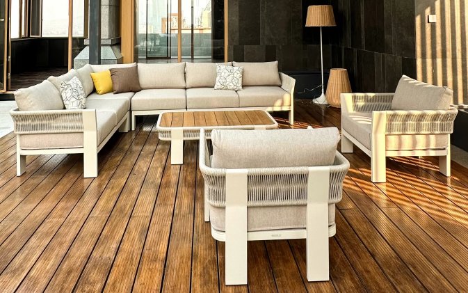 Nowoczesny beżowy komplet wypoczynkowy na taras BORROMEO Lounge Higold beżowy