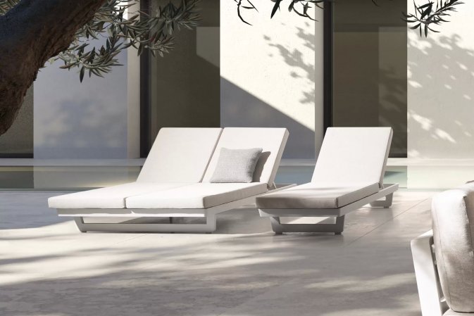 Biały leżak ogrodowy z kółkami aluminiowy INFINITY bizzotto