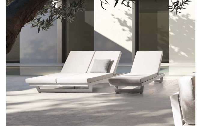 Biały leżak ogrodowy z kółkami aluminiowy INFINITY bizzotto