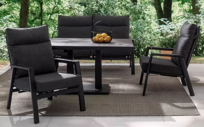 Szara sofa dwuosobowa z pochylanymi oparciami aluminiowa KLEDI bizzotto