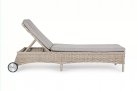 Leżak ogrodowy z kółkami stylowy z technorattanu beżowy JUPITER bizzotto