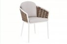 Białe aluminiowe krzesło ogrodowe z poduszkami z oplotem z technorattanu maribela bizzotto