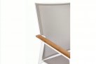 Białe aluminiowe krzesło sztaplowane wstawki teak CAMERON bizzotto