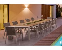 Białe aluminiowe krzesło sztaplowane wstawki teak CAMERON ze stołem bizzotto