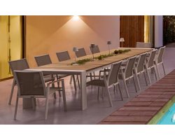 Białe aluminiowe krzesło sztaplowane wstawki teak CAMERON ze stołem bizzotto