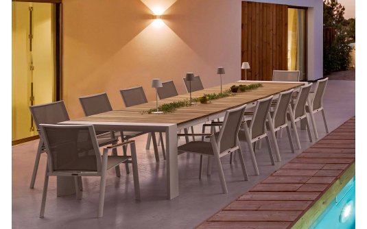 Białe aluminiowe krzesło sztaplowane wstawki teak CAMERON ze stołem bizzotto Białe aluminiowe krzesło sztaplowane wstawki teak CAMERON ze stołem bizzotto