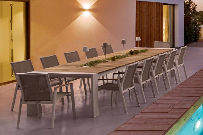 Białe aluminiowe krzesło sztaplowane wstawki teak CAMERON ze stołem bizzotto