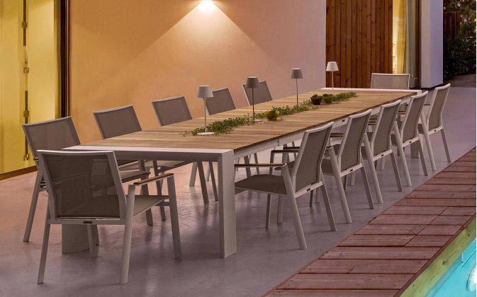 Białe aluminiowe krzesło sztaplowane wstawki teak CAMERON ze stołem bizzotto