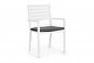 Białe aluminiowe krzesło sztaplowane HELINA bizzottoz poduszką 