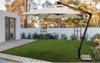 Parasol z drewnianą nogą boczną i kremowym poszyciem 3x3 CAPUA bizzotto