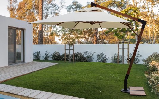 Parasol z drewnianą nogą boczną i kremowym poszyciem 3x3 CAPUA bizzotto Parasol z drewnianą nogą boczną i kremowym poszyciem 3x3 CAPUA bizzotto