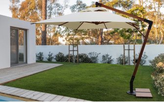 Parasol z drewnianą nogą boczną i kremowym poszyciem 3x3 CAPUA bizzotto