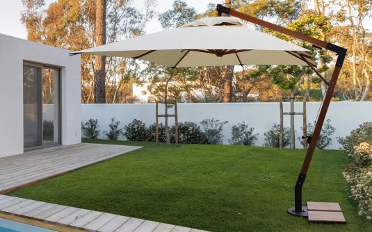 Parasol z drewnianą nogą boczną i kremowym poszyciem 3x3 CAPUA bizzotto Parasol z drewnianą nogą boczną i kremowym poszyciem 3x3 CAPUA bizzotto