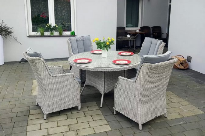 Jasnoszary zestaw stołowy technorattanowy z okrągłym stołem ⌀110 cm i 4 fotele ASTI