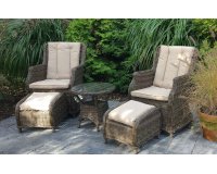 Zestaw 2 foteli z podnóżkamii stolik z technorattanu APULLA brązowt 